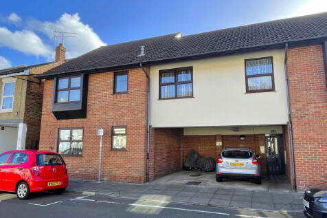 2 bed property, in Landguard Road, £130,000