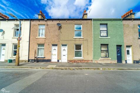2 bed property, in Buxton Street, £125,000