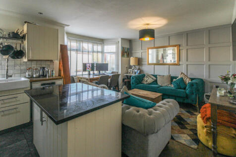 3 bed property, in Glendale Gardens, £300,000