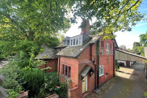 4 bed property, in Development opportunity, £450,000