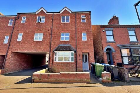 2 bed property, in Cambridge Street, £115,000