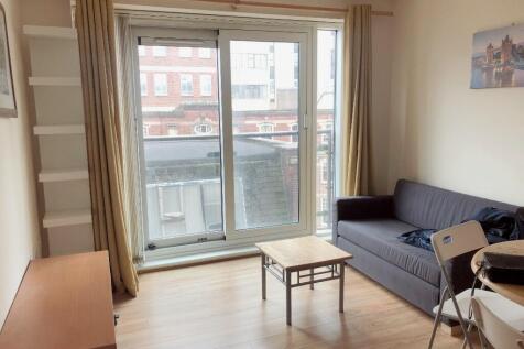 1 bed property, in Suffolk Street Queensway, £100,000