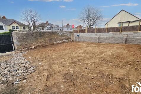 Land, in Mccale Avenue, £125,000