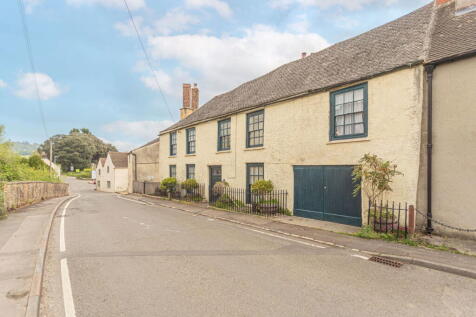 5 bed property, in Wotton Road, £545,000