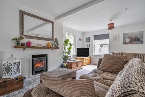 2 bed property, in Foxes Lane, £425,000