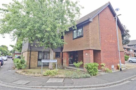 1 bed property, in Ryeland Close, £215,000