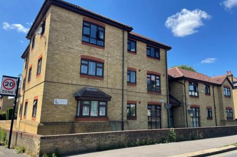 2 bed property, in Wellington Road North, £215,000