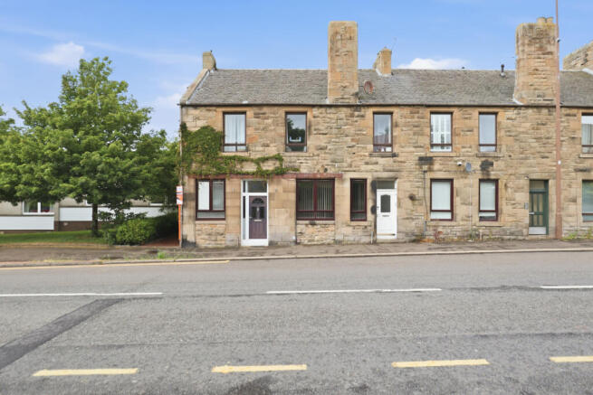 2 bed property, in Main Street, £165,000