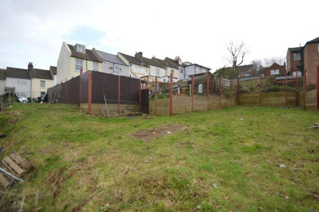 2 bed property, in Sandown Road, £180,000