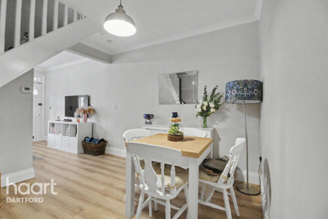 2 bed property, in Waldeck Road, £325,000
