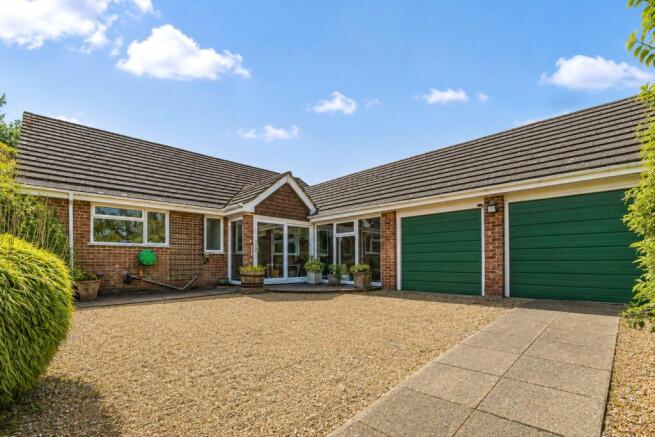 3 bed property, in Churt, £725,000