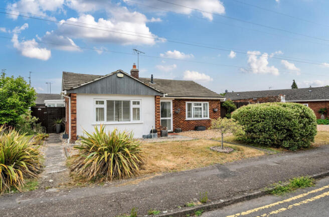 2 bed property, in Saffron Close, £475,000