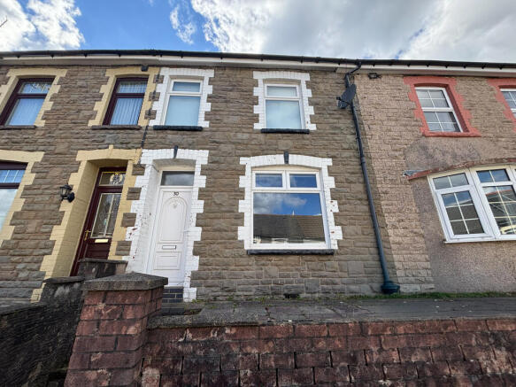 2 bed property, in North Road, £125,000