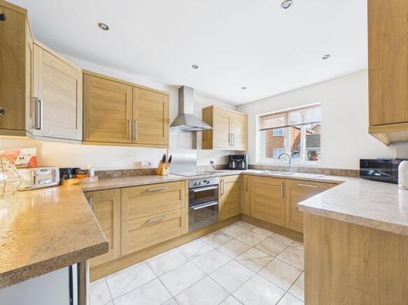 3 bed property, in Orchard Close, £300,000