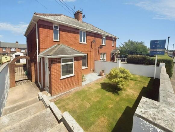 3 bed property, in Myrtle Road, £290,000
