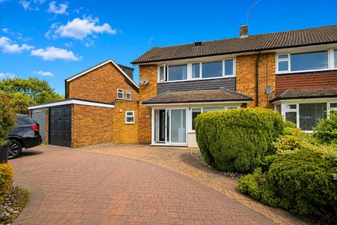 4 bed property, in Foxcroft, £895,000