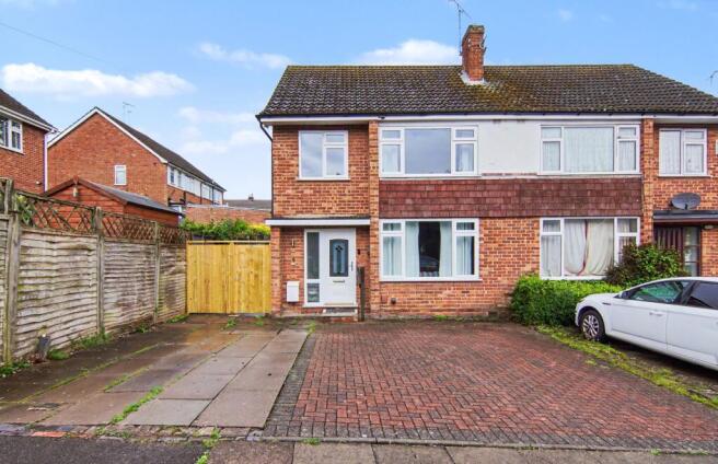 3 bed property, in Hollyberry Way, £300,000