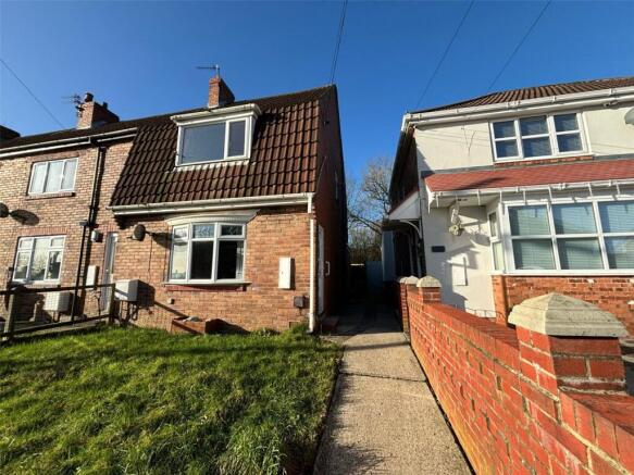 2 bed property, in Kings Road, £39,000