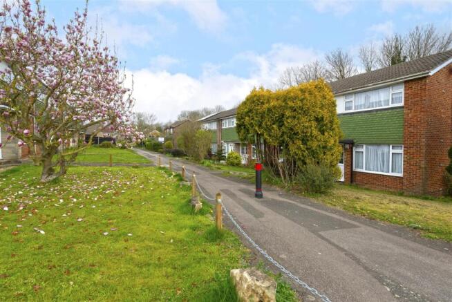 3 bed property, in Newbury Avenue, £335,000