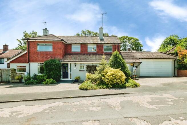 6 bed property, in Maudlyn Park Way, £1,100,000