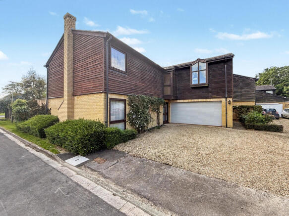 5 bed property, in Craven Common, £575,000