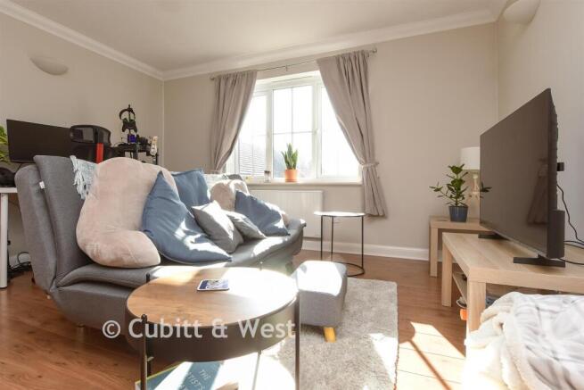 1 bed property, in Priestlands Close, £200,000