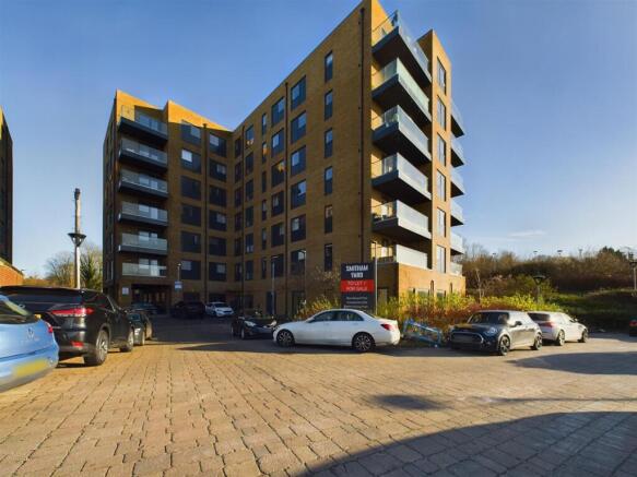 1 bed property, in Leaden Hill, £242,450