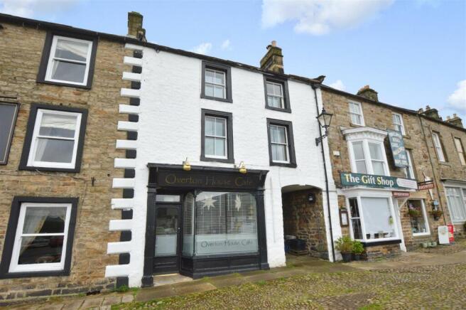 3 bed property, in Overton House, £410,000