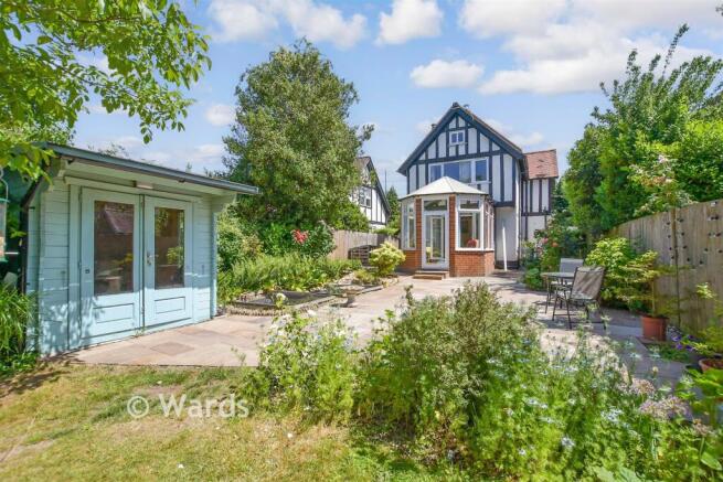 4 bed property, in Loose Road, £550,000
