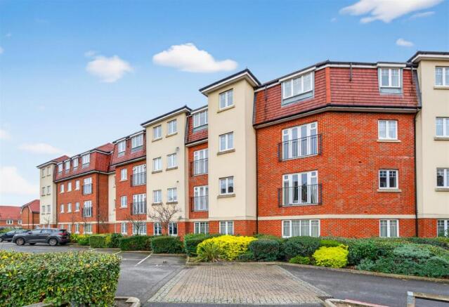 2 bed property, in Field House, £310,000