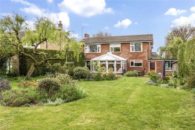 4 bed property, in The Avenue, £825,000