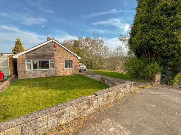 2 bed property, in Bungalow & Adjoining Building Plot, £259,000