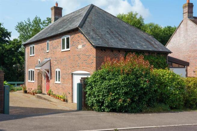 4 bed property, in Marksmead, £575,000