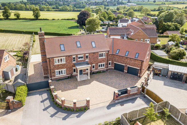 6 bed property, in Thorpe Farm Close, £950,000
