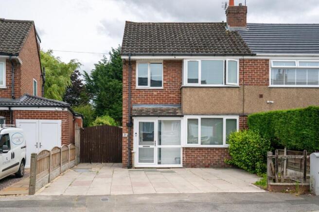 3 bed property, in Marians Drive, £275,000