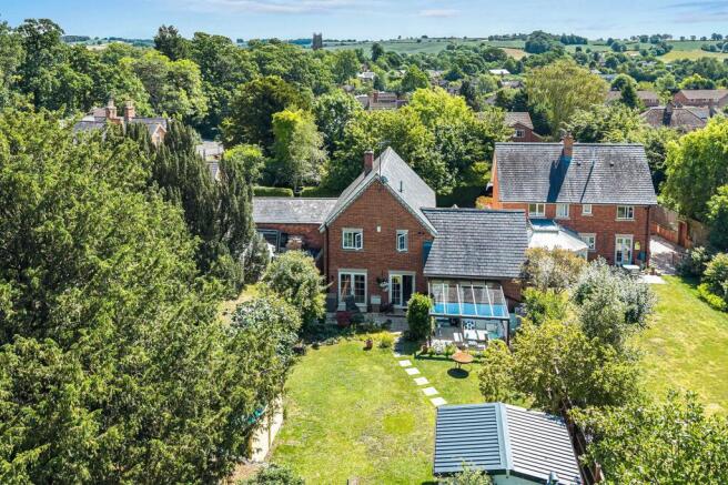 4 bed property, in Sutton Lane, £750,000