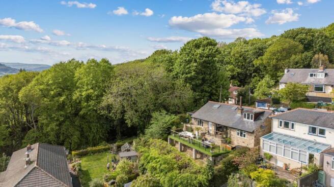 4 bed property, in Western Avenue, £400,000
