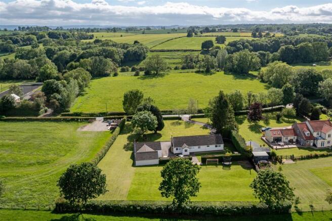 4 bed property, in Half Acre, £800,000