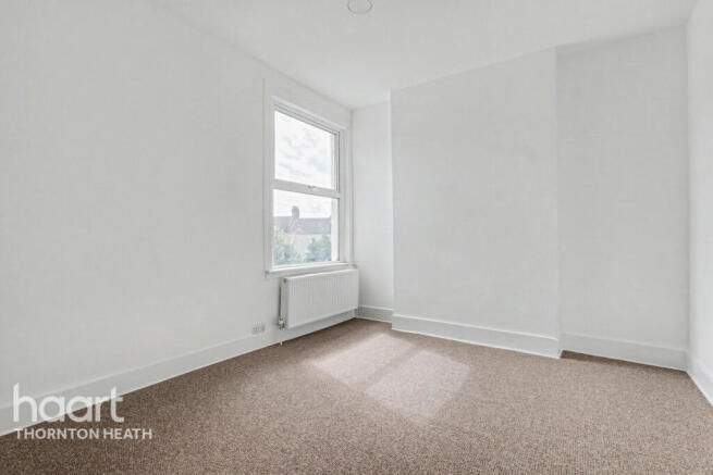 2 bed property, in Mersham Road, £370,000
