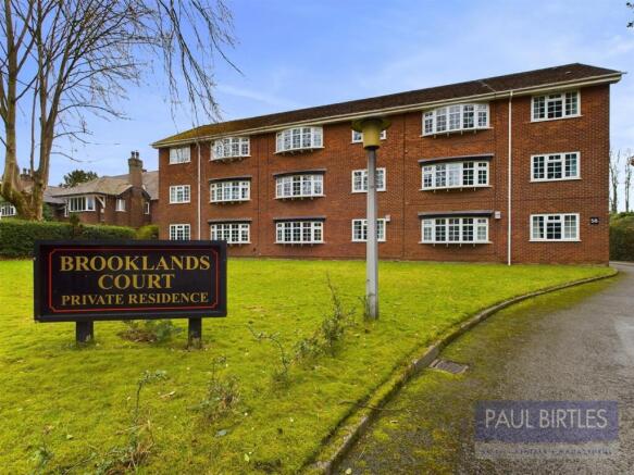 2 bed property, in Brooklands Court, £250,000