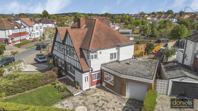 3 bed property, in The Fairway, £685,000