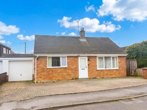 2 bed property, in Hillside Drive, £270,000