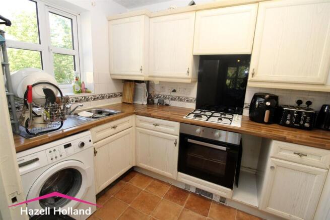 2 bed property, in Canada Road, £220,000