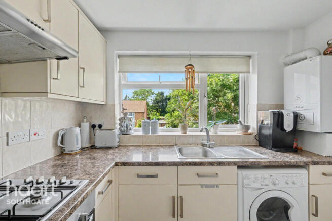 2 bed property, in Chase Road, £425,000