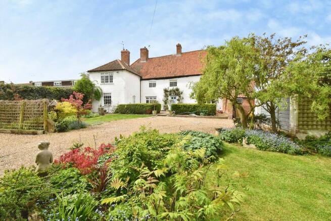 5 bed property, in Main Street, £695,000