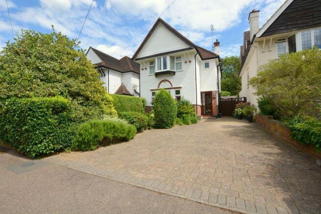 4 bed property, in Hillview Road, £925,000