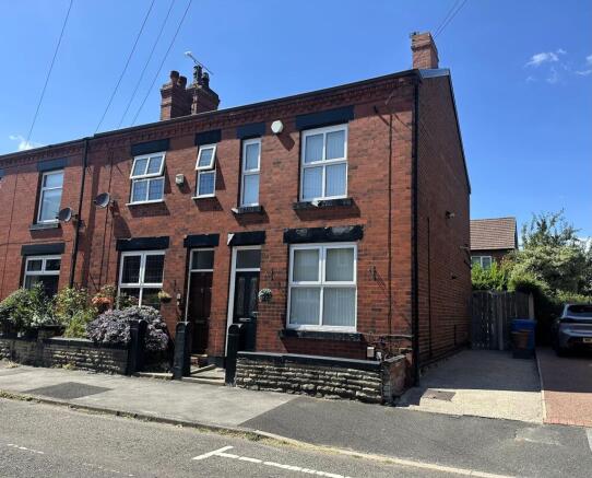 2 bed property, in Lever Street, £250,000
