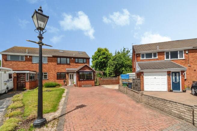 3 bed property, in Charlotte Road, £350,000
