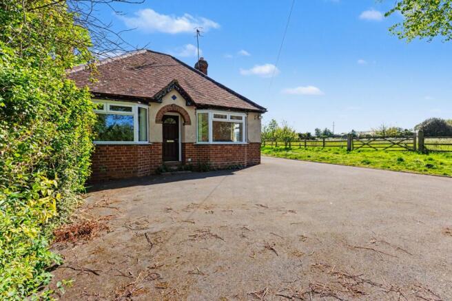 2 bed property, in Broadway Road, £290,000