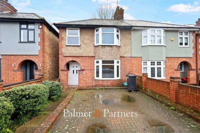 3 bed property, in Old Heath Road, £290,000